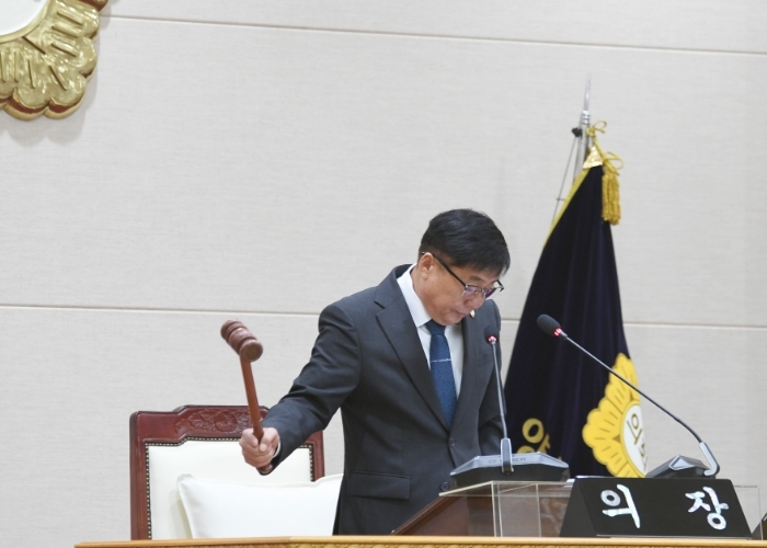 윤창철 의장이 제382회 임시회 제1차 본회의를 주재하고 있다.