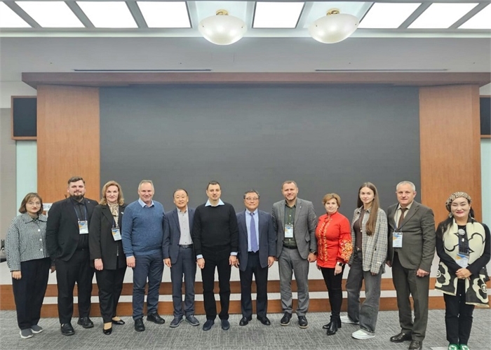 10월 28일 한국과 우크라이나 관계자들이 한국경제개발원 내에 설립된 글로벌지식협력단지를 방문해 한국 경제 발전사를 다룬 전시관을 방문하고 함께 기념촬영을 했다. 사진 맨 좌측에서 다섯번쨰는 KUNBA의 이사장 이양구 (전 우크리아니 대사)이며, 사진 맨 우측이 글로벌외교관포럼의 제나 정 (Dr.Zena Chung) 이사장이다.