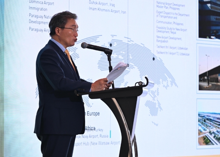 4일(현지시간) 홍콩에서 열린 EAAA(동아시아공항협력체)회의에서 인천국제공항공사 이학재 사장이  ‘공항 수익의 미래’를 주제로 발표를 하고 있다.