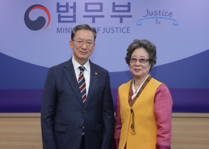 정성호 법무부장관과 최말자 씨 