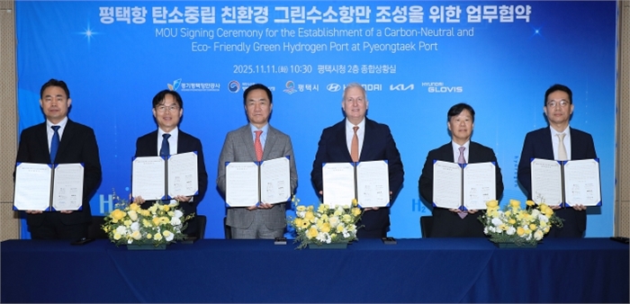 왼쪽부터 경기평택항만공사 사장 직무대행 김금규, 평택지방해양수산청장 도경식, 평택시장 정장선, 현대차 부사장 켄 라미레즈, 현대글로비스 상무 김정석, 기아 상무 이덕현