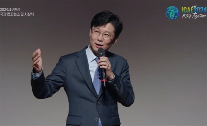 김용두 SNS기자연합회 회장이 2024.10.29. 국회의원회관, ICAE 지구환경 국제컨퍼런스에서 기조연설을 하고 있다. / SNSJTV 제공