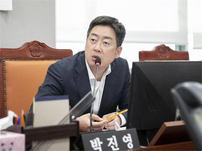 경기도의회 박진영 의원,  경기연구원, 행정사무감사에서 연구보고서 체계 점검