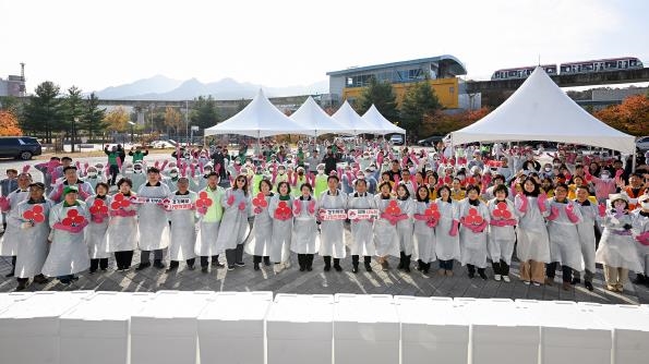 김동근 시장이 11월 11일 ‘제20회 김장나누기 행복곱하기’ 행사에서 참여자들과 기념사진을 찍고 있다.