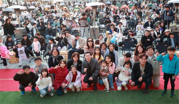  이상일 용인특례시장이 15일 용인포은아트홀 문화광장에서 열린 ‘2025 어텀라운지 페스티벌’에 참석해 시민과 소통의 시간을 갖고 있다