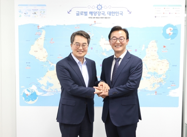 21일 오후 김동연 경기도지사와 전재수 해양수산부 장관이 기념촬영을 하고있다.