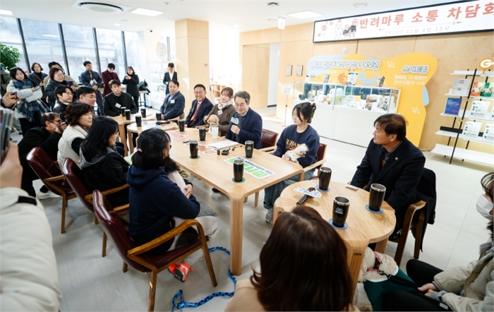 4일 오후 김동연 경기도지사가 반려마루 여주에 방문하여  관계자들과 간담회를 진행하고 있다.