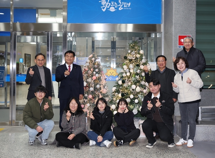 동해시청선교회, 매년 크리스마스트리 설치로 시민들에게 따뜻한 연말 분위기 선사