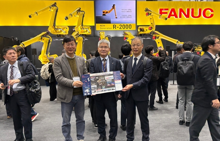  이민근 안산시장(왼쪽 첫번째)이 5일  ‘2025 도쿄 국제로봇 전시회(iREX 2025)’에 참석, 현지 로봇 기업 '화낙' 관계자들을 만나 ASV지구 홍보와 투자유치 활동을 펼치고 있다.