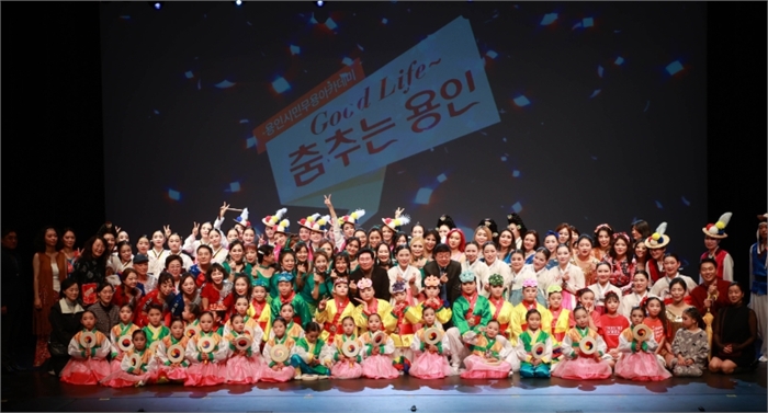 이상일 용인특례시장이 6일 용인시평생학습관 큰어울마당에서 열린 ‘용인시무용아카데미 작품발표회’에서 수강생들과 기념사진 촬영을 하고 있다