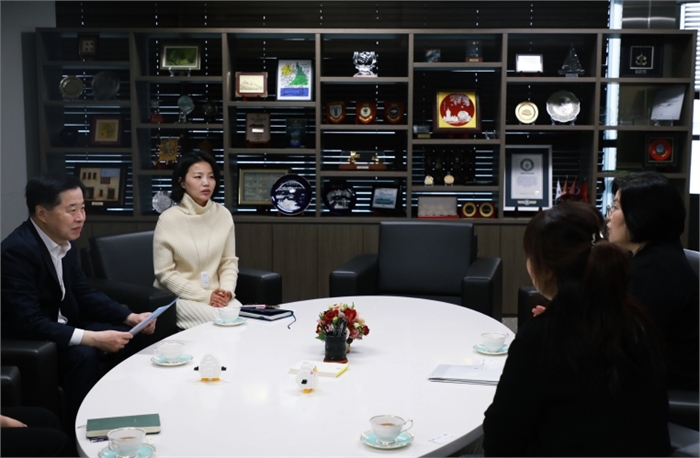 인천항만공사 이경규 사장이 한국백혈병소아암협회 경인지회 이주영 사무국장과 기부 관련 논의를 하고 있다