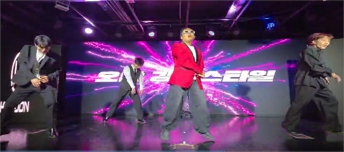 공연을 하고있는 인디스탈 소속 K-Pop 개그 아이돌 (사진제공: 주한외국기업연합회 KOFA)