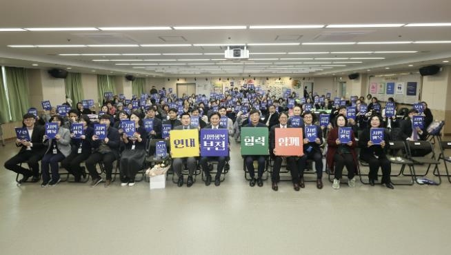 조용익 부천시장과 참석자들이 ‘기부의 날’ 기념행사 촬영을 하고 있다.
