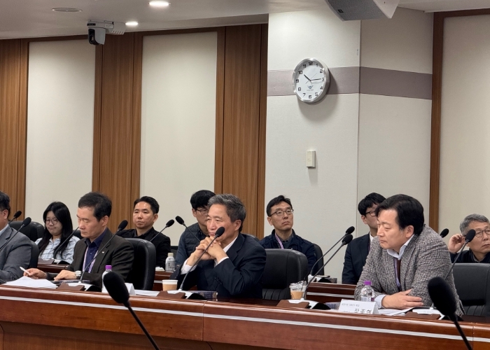 지난 11일 인천국제공항공사 회의실에서 열린 ‘공정거래 자율준수문화 확산을 위한 관리자 특강’에서 인천국제공항공사 이학재 사장(사진 가운데) 및 임원들이 강의를 경청하고 있다.