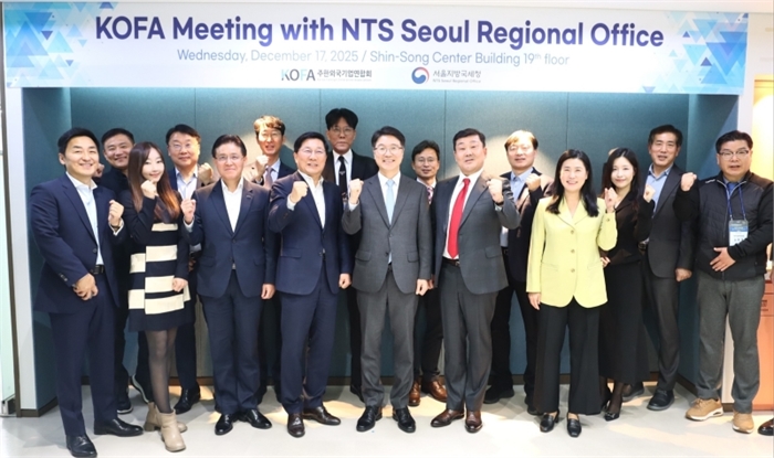 김재웅 서울지방국세청장이 17일 서울 여의도 오토폼엔지니어링코리아에서 주한외국기업연합회(KOFA)와 세정간담회를 가진 뒤 외국계 기업 대표들과 기념촬영을 하고 있다.(사진 : 주한외국기업연합회 KOFA 제공) 