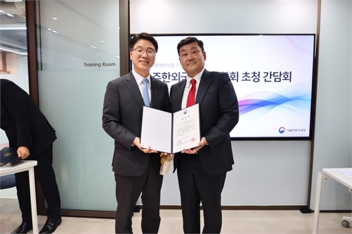 서울국세청장 표창장을 수여받고있는 세정협조자 KOFA 회장 조영빈 대표 (오토폼엔지니어링코리아 대표이사)  (사진 : 주한외국기업연합회 KOFA 제공)