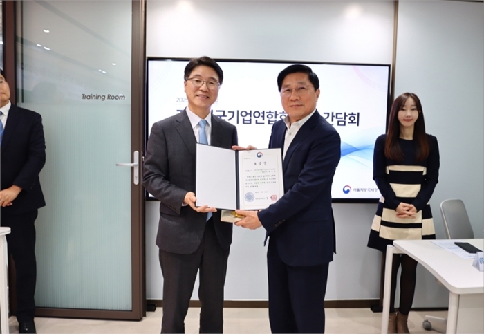 서울국세청장 표창장을 수여받고있는 세정협조자 KOFA 전임회장 이승수 대표 (인피니언테크널러지코리아 대표이사) (사진 : 주한외국기업연합회 KOFA 제공)