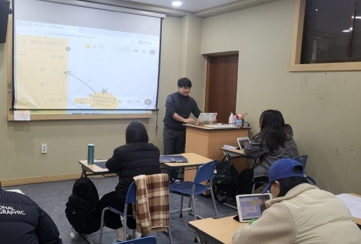  학생들이 교실에서 생성형 AI를 활용하여 영상과 음악을 제작하고 있다. / 사진제공 = 인천항만공사