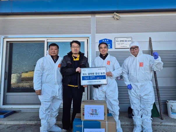 강원특별자치도 동물위생시험소 박유진 소장 인증농장 현판 수여