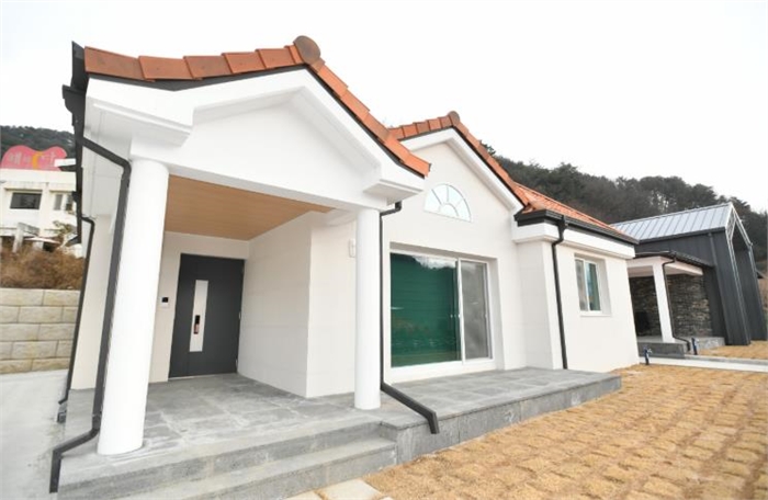 지난달 하남면 거례리에 준공한 화천군 신혼부부 임대주택 전경