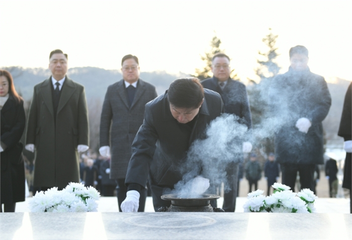 윤창철 의장을 비롯한 시의원들이 1월 2일 오전, 현충탑에서 헌화하고 분향한 뒤,     나라를 위해 헌신한 분들께 참배하고 있다.