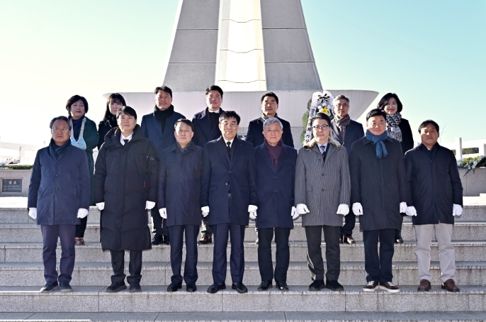 강릉시의회, 신년참배로 2026년 의정활동 시작 