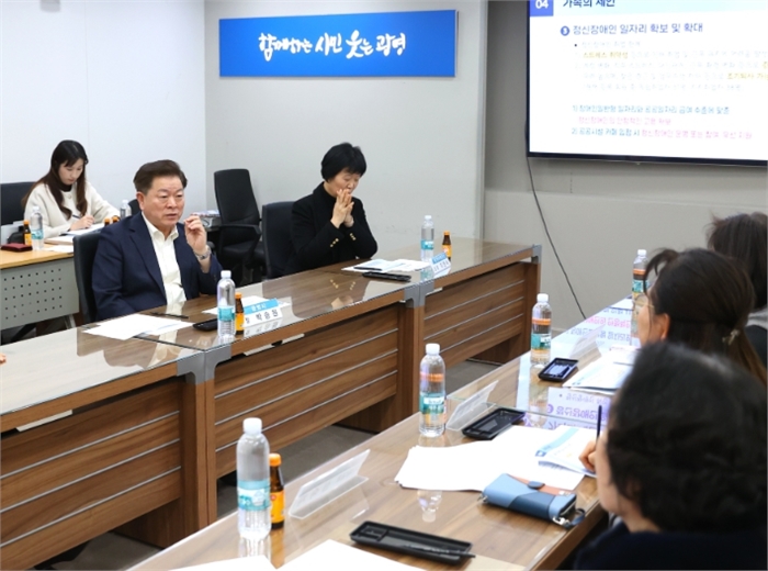 박승원 광명시장이 지난 6일 시청 영상회의실에서 열린 중증정신질환자 가족 대표와의 간담회에 참석해 가족들의 건의사항을 경청하고 있다.