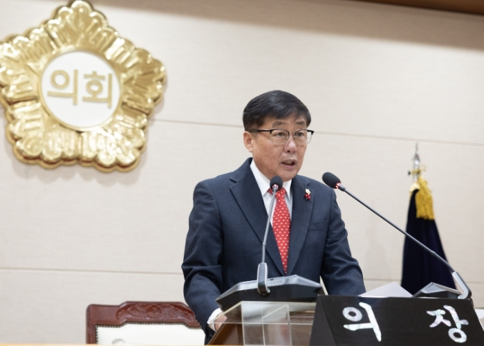 윤창철 의장이 제384회 임시회 제1차 본회의에서 ‘무인교통단속장비 과태료 수입의     지방세입 전환 촉구 건의안’을 채택하고 있다.