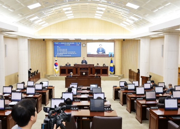 의회는 오는 6월 끝나는 9대 의회가 유종의 미를 거두고 새롭게 출범하는 10대 의회가 원활히 운영될 수 있도록 만반의 노력을 기울이겠다고 밝혔다. 사진은 지난해 12월 18일에 열렸던 제300회 제2차 정례회 제3차 본회의 중 한 장면.