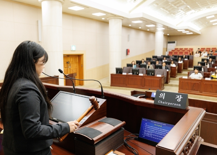 의회는 새해 새롭게 추진하는 사업 외에 기존 사업들에 대해서도 내실화 작업 벌인다는 계획이다. 사진은 의회와 안산교육지원청 안산시청소년재단이 공동으로 운영하는 안산청소년의회 본회의의 한 장면.   